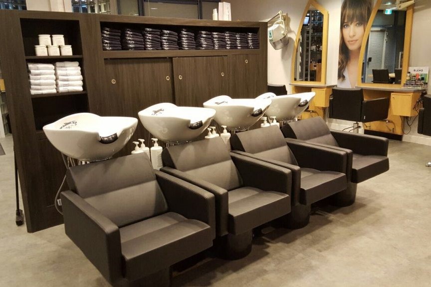 Kapsalon met kappersstoelen