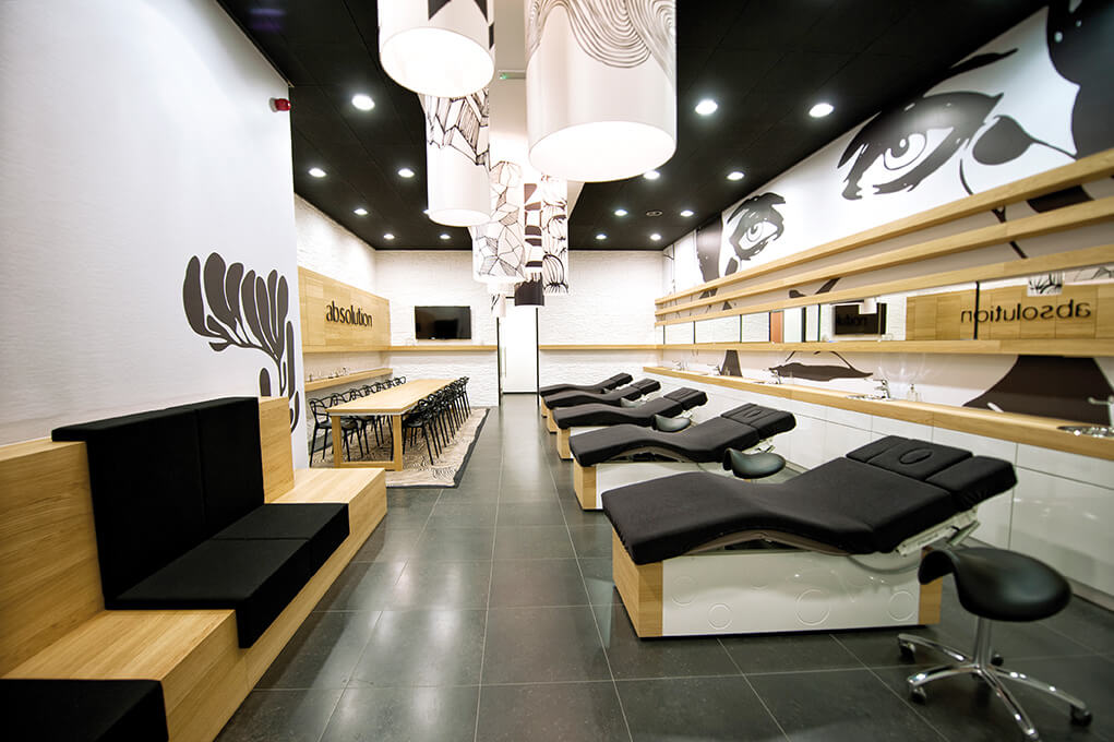 Schoonheidssalon met behandelstoelen